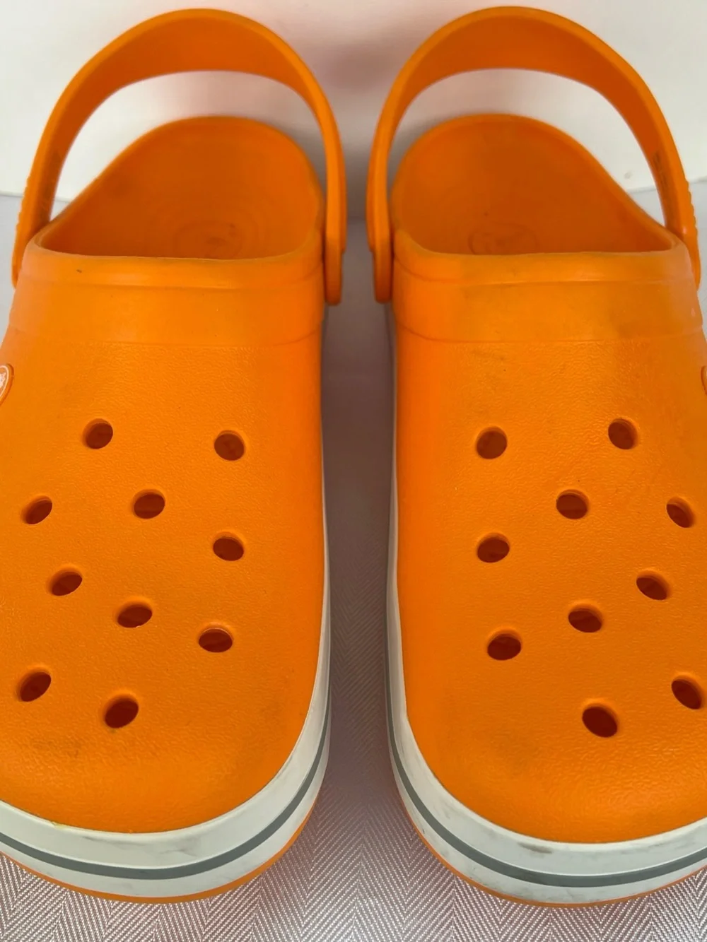 CROCS Crocband in vivid Orange with White-Trim Midsole